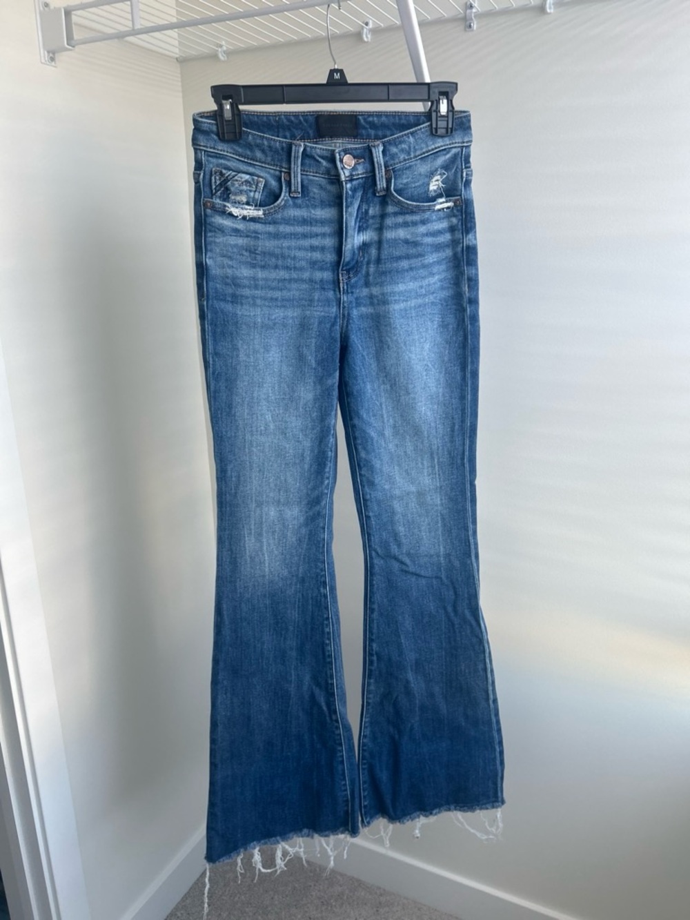 Buckle Medium Blue Distressed Wide-Leg Jeans with Frayed Hem